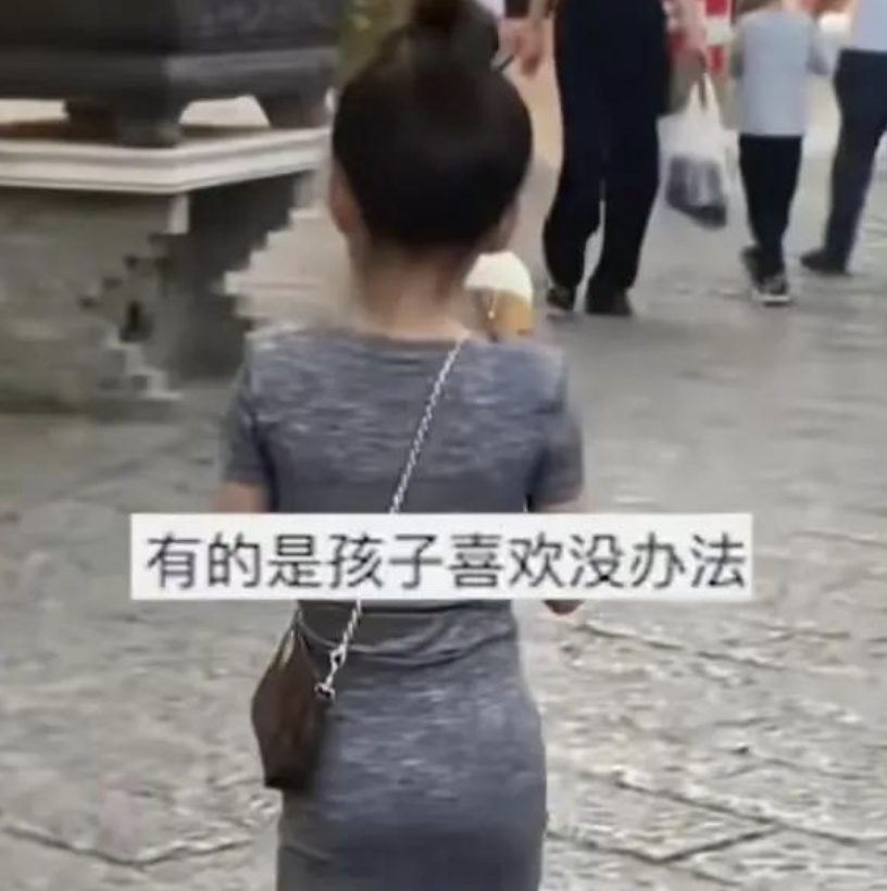 幼儿园女童穿“包臀裙”太性感引争议，孩子妈怒怼网友多管闲事