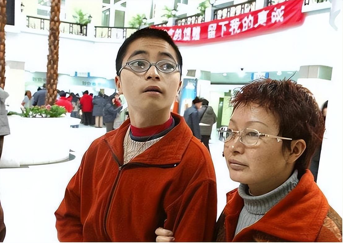 2004年，湖南14岁男孩抓着飞机起落架从昆明飞到重庆，后来怎样了