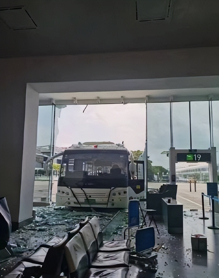 厦门机场通报“摆渡车碰撞远机位玻璃墙”：没有旅客受伤，机场运行正常