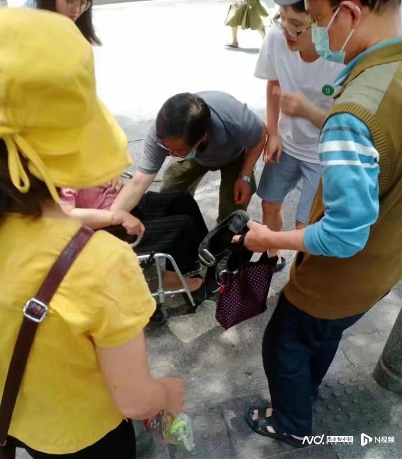 广州八旬阿婆街头晕倒众人施救，医学生借来轮椅护送入院