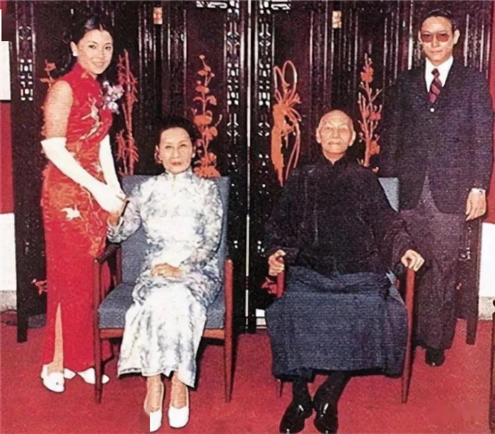 1973年，蒋中正出席孙子婚礼，不能站立，双手被胶带固定在椅子上