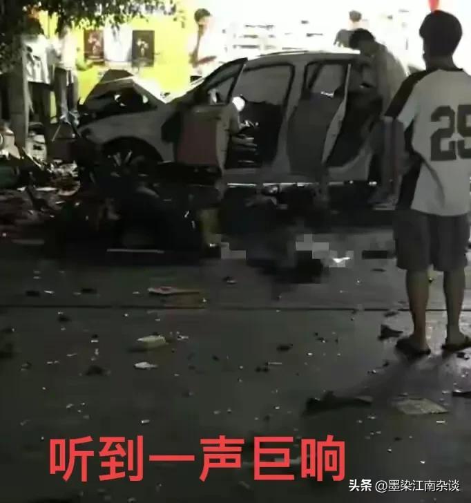 广东江门小车失控冲向人群，致6人死伤，安全驾驶人人有责