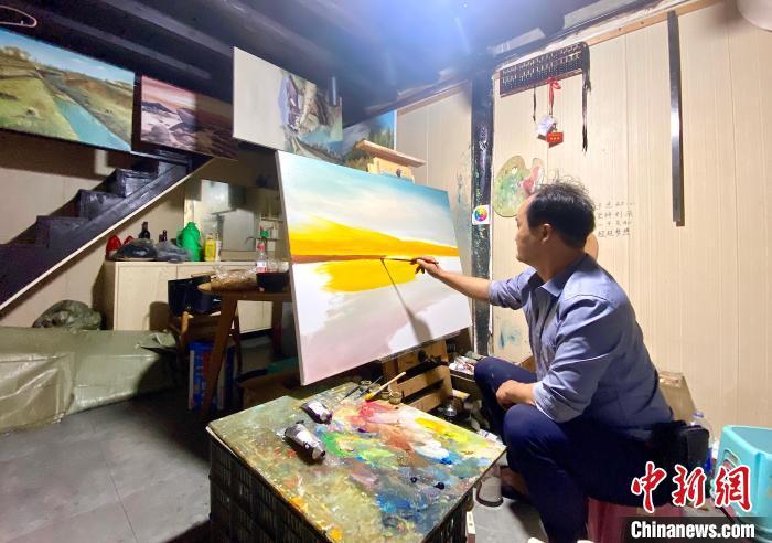 “陋室画家”火出圈两年后：不再收废品 一心追求油画梦