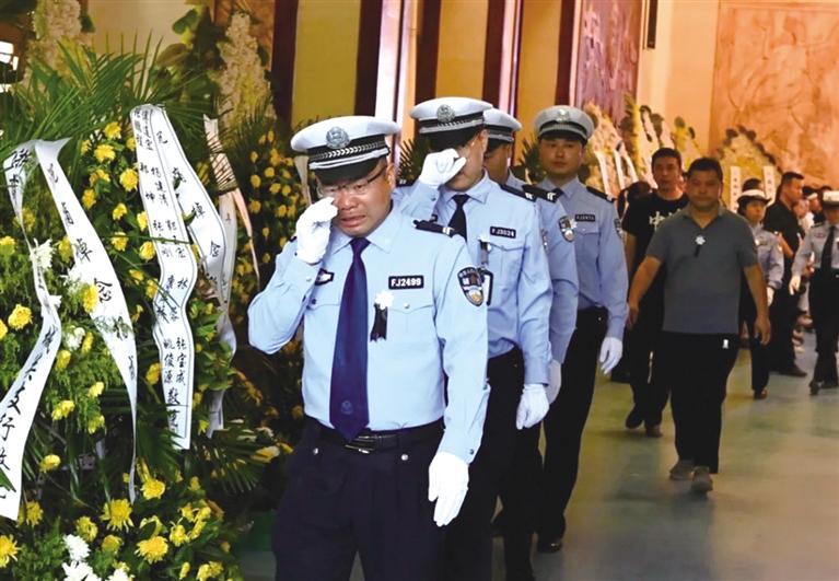 民警杨成遗体告别仪式在兰州市殡仪馆举行