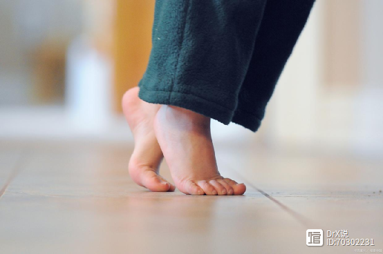 60岁女子每天坚持踮脚，6个月后，她的身体发生了什么变化？