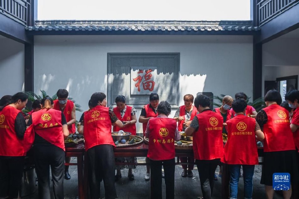 爱心食堂飘“粽”香