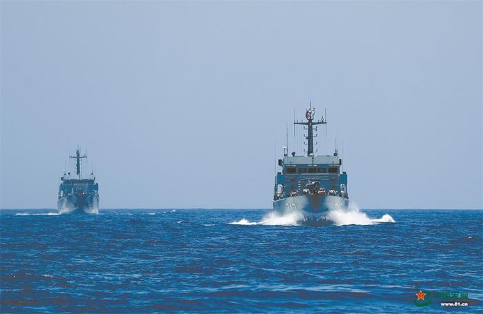 破浪驰骋、勇闯雷海，海军某扫雷舰大队开展反水雷训练