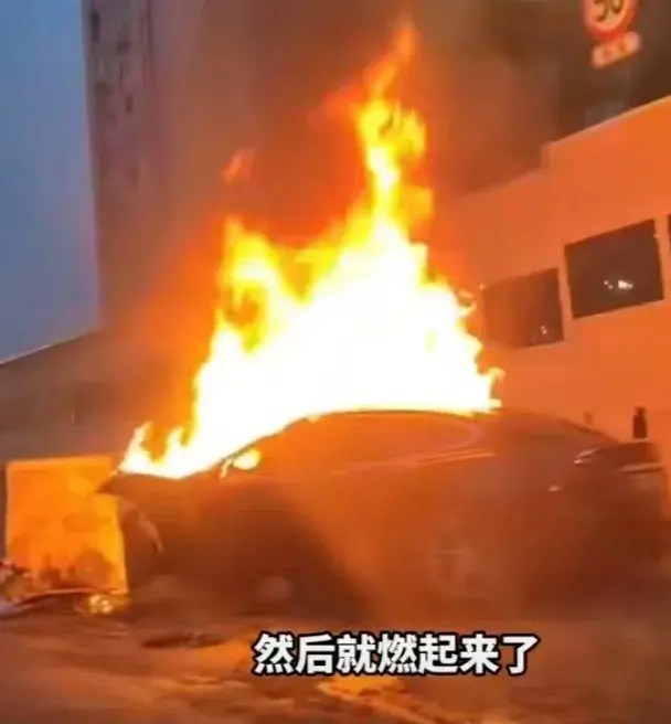 突发！四川重大车祸:轿车撞击起火，司机被烧成焦，现场惨不忍睹