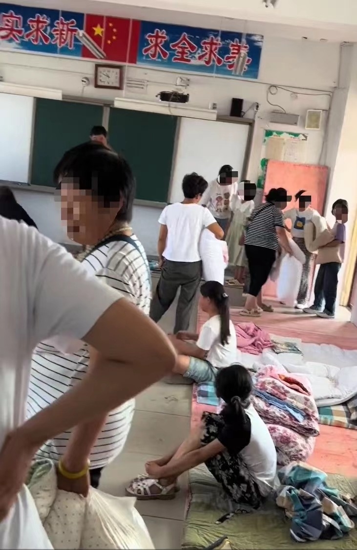 河南一小学回应让学生打地铺睡觉：打通铺是暂时的，正在积极订床