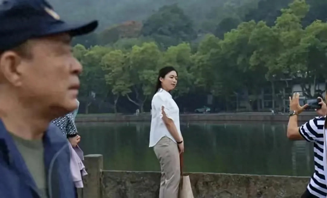 朝鲜女运动员抵达杭州西湖，朴素纯真的气质，让网友赞口不绝