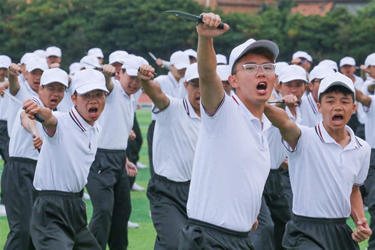 大学新生花式“表白”祖国，湖北一高校用超燃军训会操献礼国庆