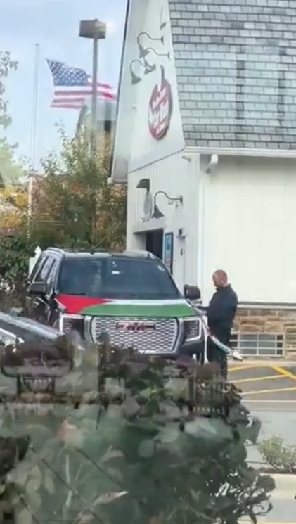 “杰森·斯坦森在汽车机盖上贴巴勒斯坦国旗”视频疯传，土媒：说法不实