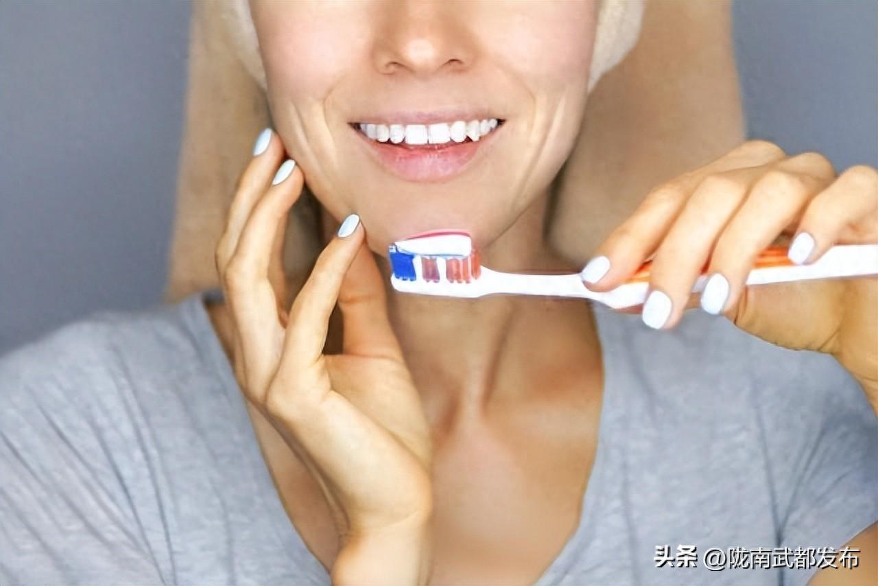 长期横着刷牙，牙齿究竟会发生哪些变化？你可能有所不知