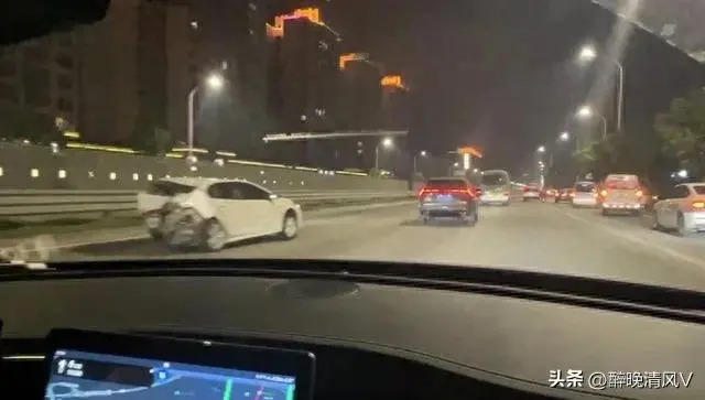 突发！广东中山105国道上两轿车相撞！致2死一伤！